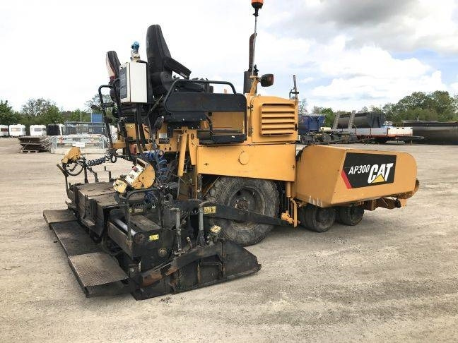CAT AP 300 - Асфалтен поплочувач: слика 1 CAT AP 300 - Асфалтен поплочувач: слика 1