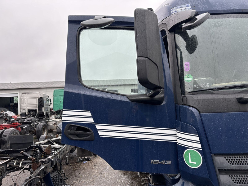 Mercedes-Benz right side low-roof cab doors - Врата и делови за Камион: слика 1 Mercedes-Benz right side low-roof cab doors - Врата и делови за Камион: слика 1