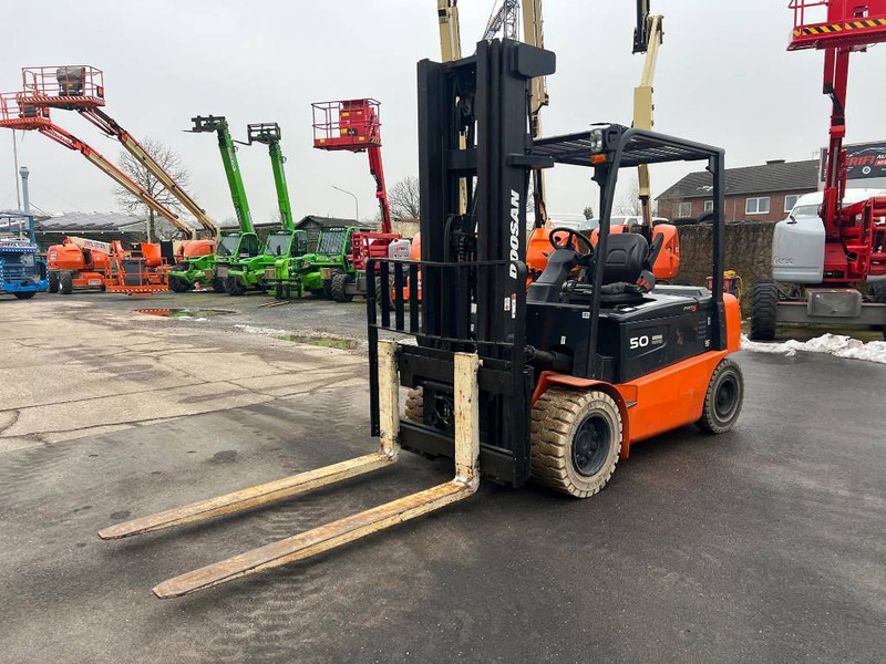 Doosan B50X5 5T 6m Triplex non-marking (1840) - Електричен вилушкар: слика 3 Doosan B50X5 5T 6m Triplex non-marking (1840) - Електричен вилушкар: слика 3