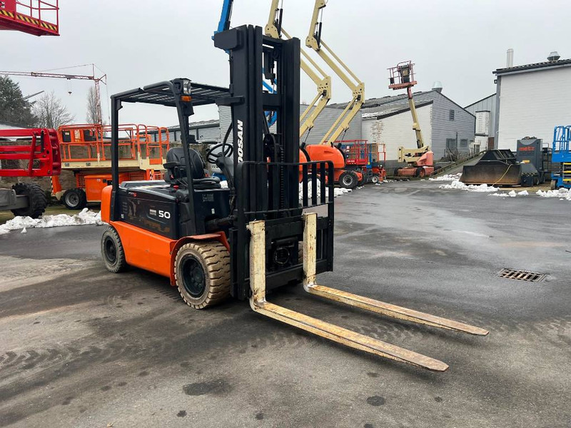 Doosan B50X5 5T 6m Triplex non-marking (1840) - Електричен вилушкар: слика 5 Doosan B50X5 5T 6m Triplex non-marking (1840) - Електричен вилушкар: слика 5