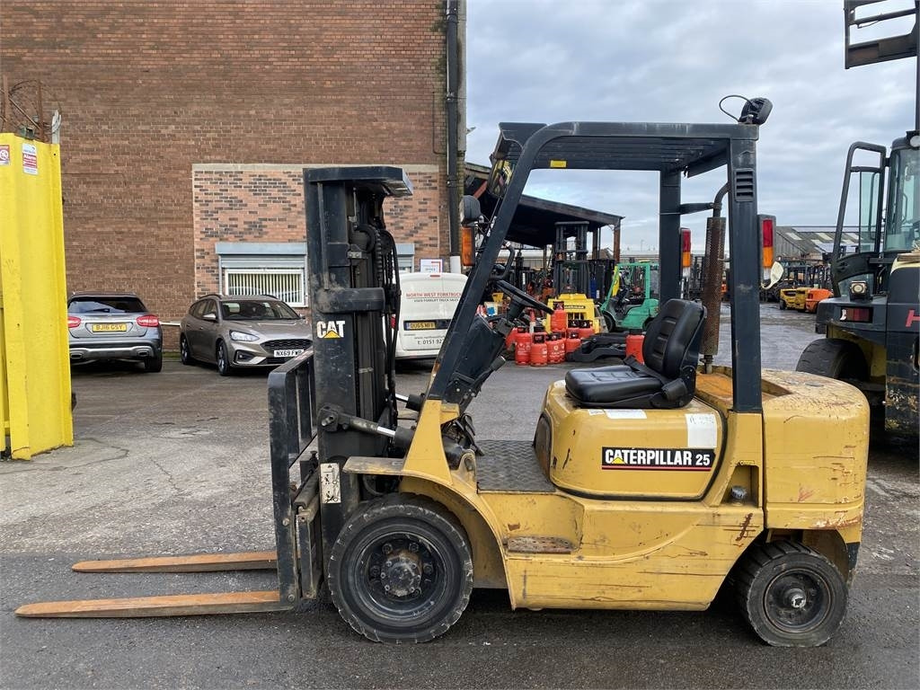 CAT DP25K - Дизел вилушкар: слика 1 CAT DP25K - Дизел вилушкар: слика 1