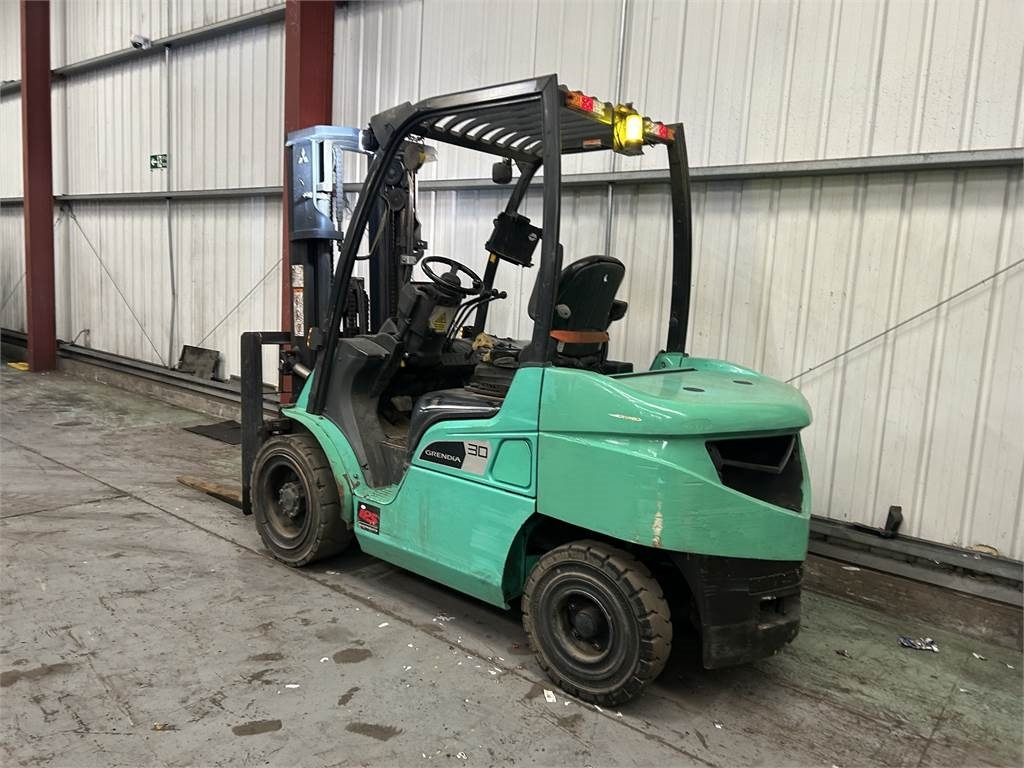 Mitsubishi FD30NT - Дизел вилушкар: слика 3 Mitsubishi FD30NT - Дизел вилушкар: слика 3