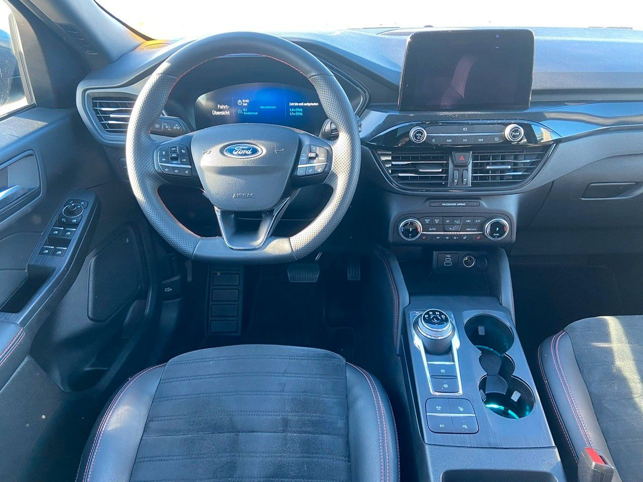 Ford Kuga Plug-In Hybrid ST-Line X - SUV: слика 2 Ford Kuga Plug-In Hybrid ST-Line X - SUV: слика 2