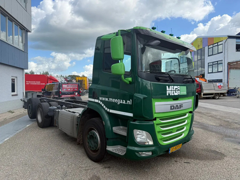 DAF CF 400 6X2 EURO 6 - ONLY 689.209 KM + STEERING AXLE - Камион со кабинска шасија: слика 2 DAF CF 400 6X2 EURO 6 - ONLY 689.209 KM + STEERING AXLE - Камион со кабинска шасија: слика 2