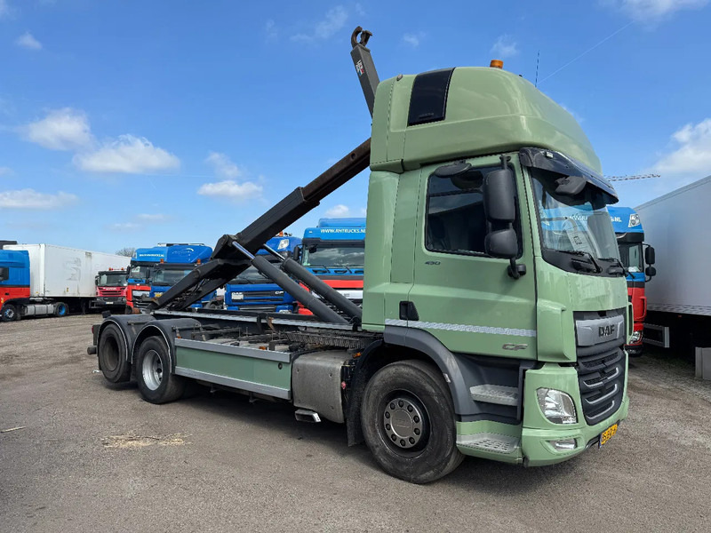 DAF CF 450 6X2 EURO 6 VDL 21T HOOK LIFTING AXLE - Камион со кука за подигање: слика 2 DAF CF 450 6X2 EURO 6 VDL 21T HOOK LIFTING AXLE - Камион со кука за подигање: слика 2