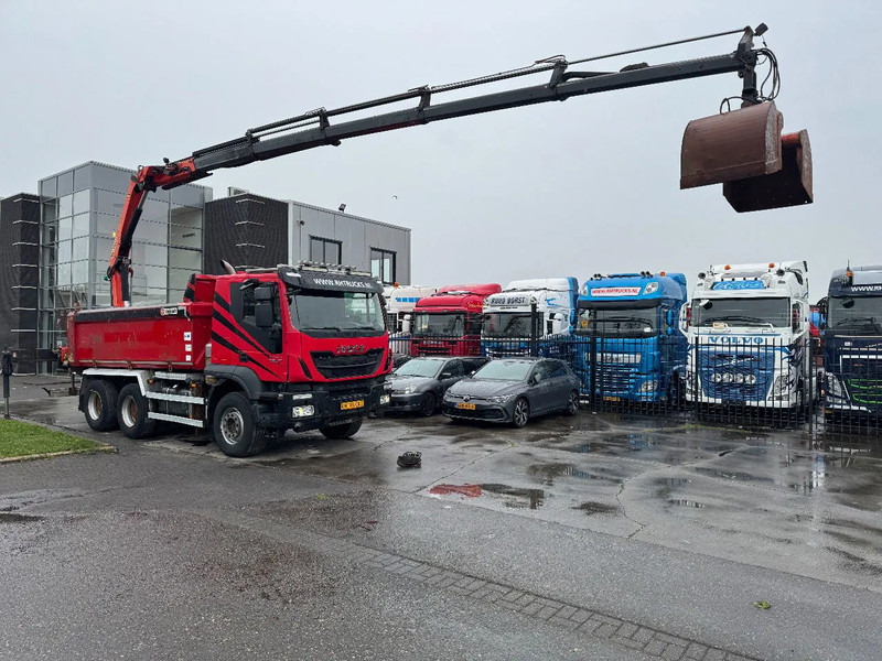 Iveco Trakker 500 6X4 EURO 6 KIPPER + PALFINGER PK18002 FULL STEEL - Камион со кран: слика 1 Iveco Trakker 500 6X4 EURO 6 KIPPER + PALFINGER PK18002 FULL STEEL - Камион со кран: слика 1