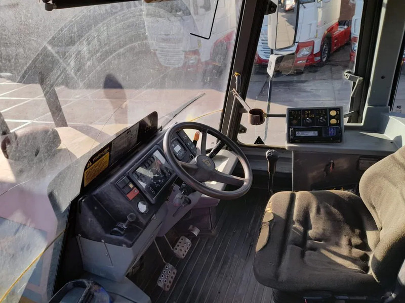 JCB HMV 155T-65 HMV 155T-65 FASTRAC 4X4 - Трактор: слика 4 JCB HMV 155T-65 HMV 155T-65 FASTRAC 4X4 - Трактор: слика 4