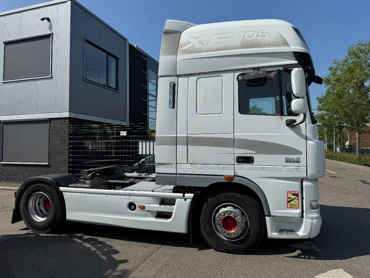 DAF XF 105.510 4X2 SKIRTS ADR RETARDER STANDKLIMA - Камион влекач: слика 4 DAF XF 105.510 4X2 SKIRTS ADR RETARDER STANDKLIMA - Камион влекач: слика 4