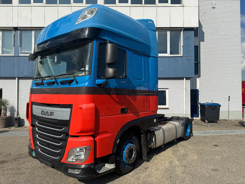 DAF XF 440 4X2 EURO 6 LOW DECK - Камион влекач: слика 1 DAF XF 440 4X2 EURO 6 LOW DECK - Камион влекач: слика 1