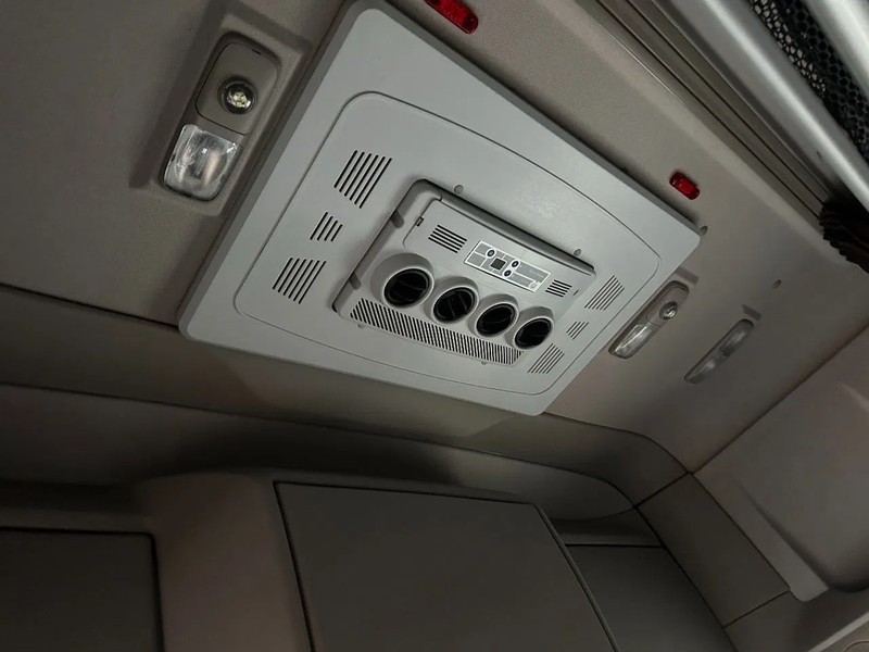 Камион влекач DAF XF 530 8X4 140 TON 384000 KM: слика 15