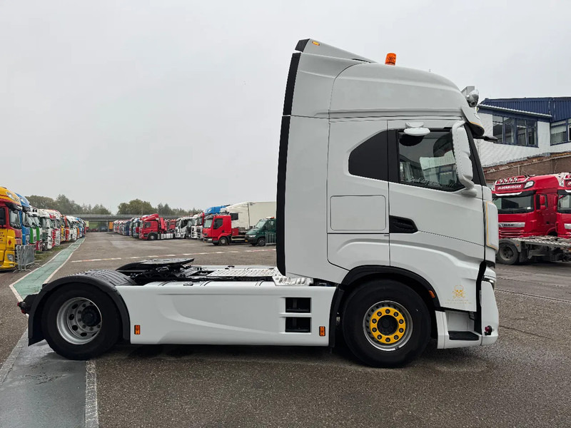 Iveco S-WAY 460 4X2 EURO 6 SKIRTS DOUBLE TANK - Камион влекач: слика 4 Iveco S-WAY 460 4X2 EURO 6 SKIRTS DOUBLE TANK - Камион влекач: слика 4