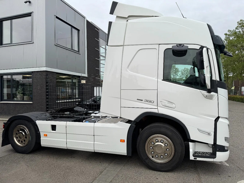 Volvo FM 380 4X2 EURO 6 NEW FACE SKIRTS AIRCO SPOILERS - Камион влекач: слика 4 Volvo FM 380 4X2 EURO 6 NEW FACE SKIRTS AIRCO SPOILERS - Камион влекач: слика 4