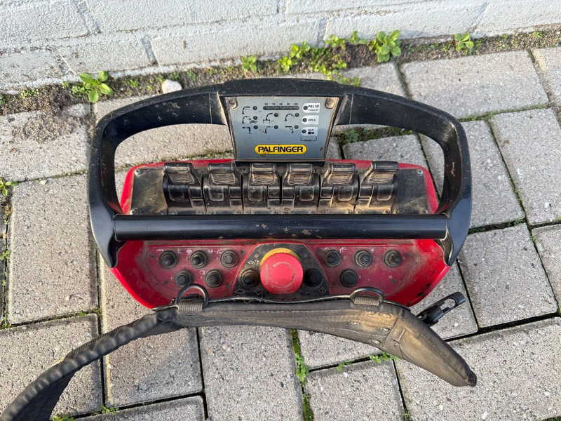 Scania G370 4X4 EURO 6 + 3-SIDE TIPPER + PALFINGER PK9002 + REMOTE - Камион со кран: слика 5 Scania G370 4X4 EURO 6 + 3-SIDE TIPPER + PALFINGER PK9002 + REMOTE - Камион со кран: слика 5