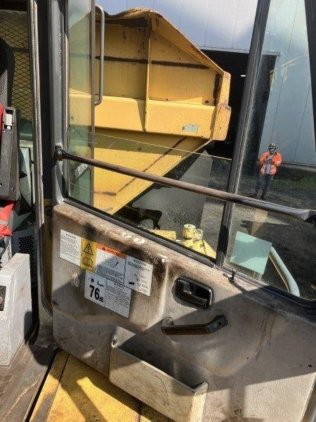 Зглобен истоварувач KOMATSU HM 400-1: слика 14