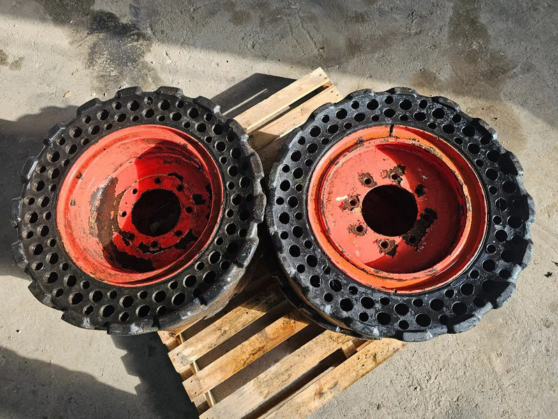 Michelin 30x10-16 - Гума за Камион: слика 1 Michelin 30x10-16 - Гума за Камион: слика 1