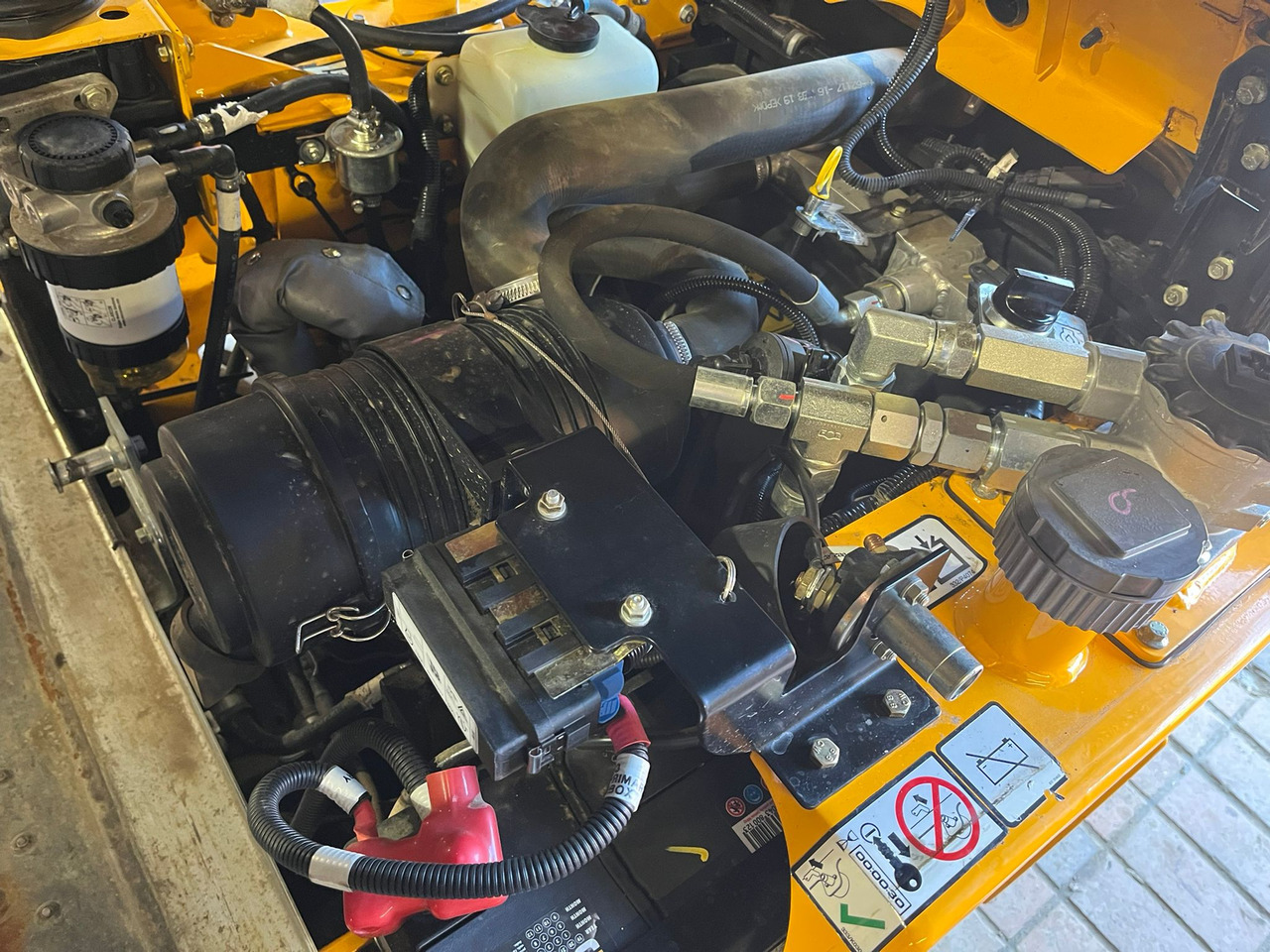 Мини истоварувач JCB 1T-2S5: слика 11