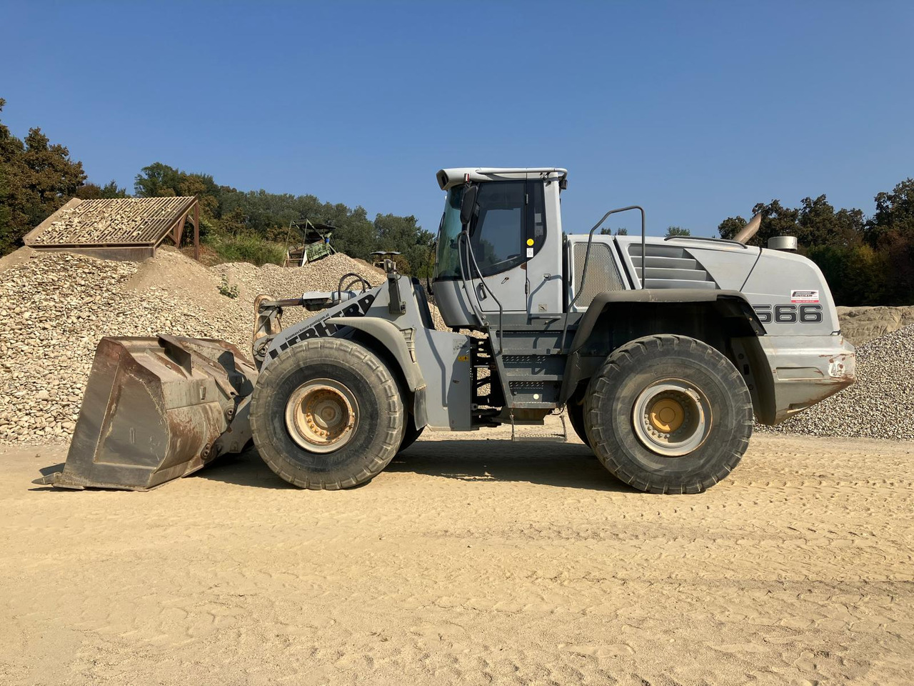 LIEBHERR L 566 - Натоварувач на тркала: слика 1 LIEBHERR L 566 - Натоварувач на тркала: слика 1
