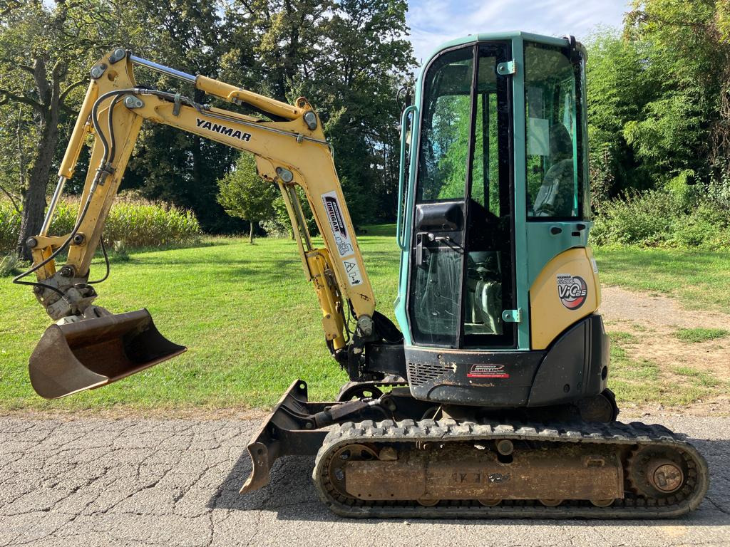 YANMAR VIO 25-4 - Мини багер: слика 1 YANMAR VIO 25-4 - Мини багер: слика 1