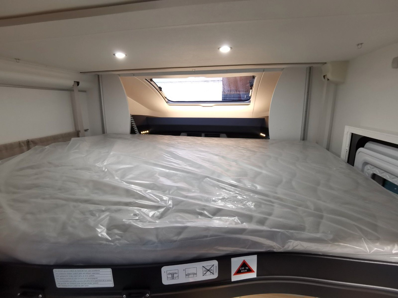 Полуинтегриран кампер Chausson 627 TITANIUM / - 2026 - / EINZELBETTEN & HUBBETT: слика 22