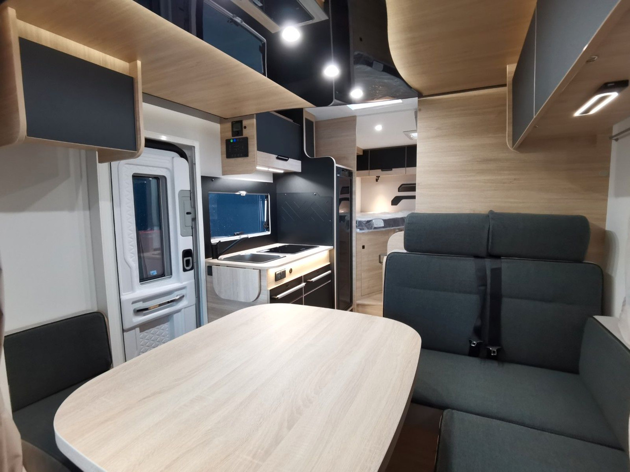 Полуинтегриран кампер Chausson 627 TITANIUM / - 2026 - / EINZELBETTEN & HUBBETT: слика 14