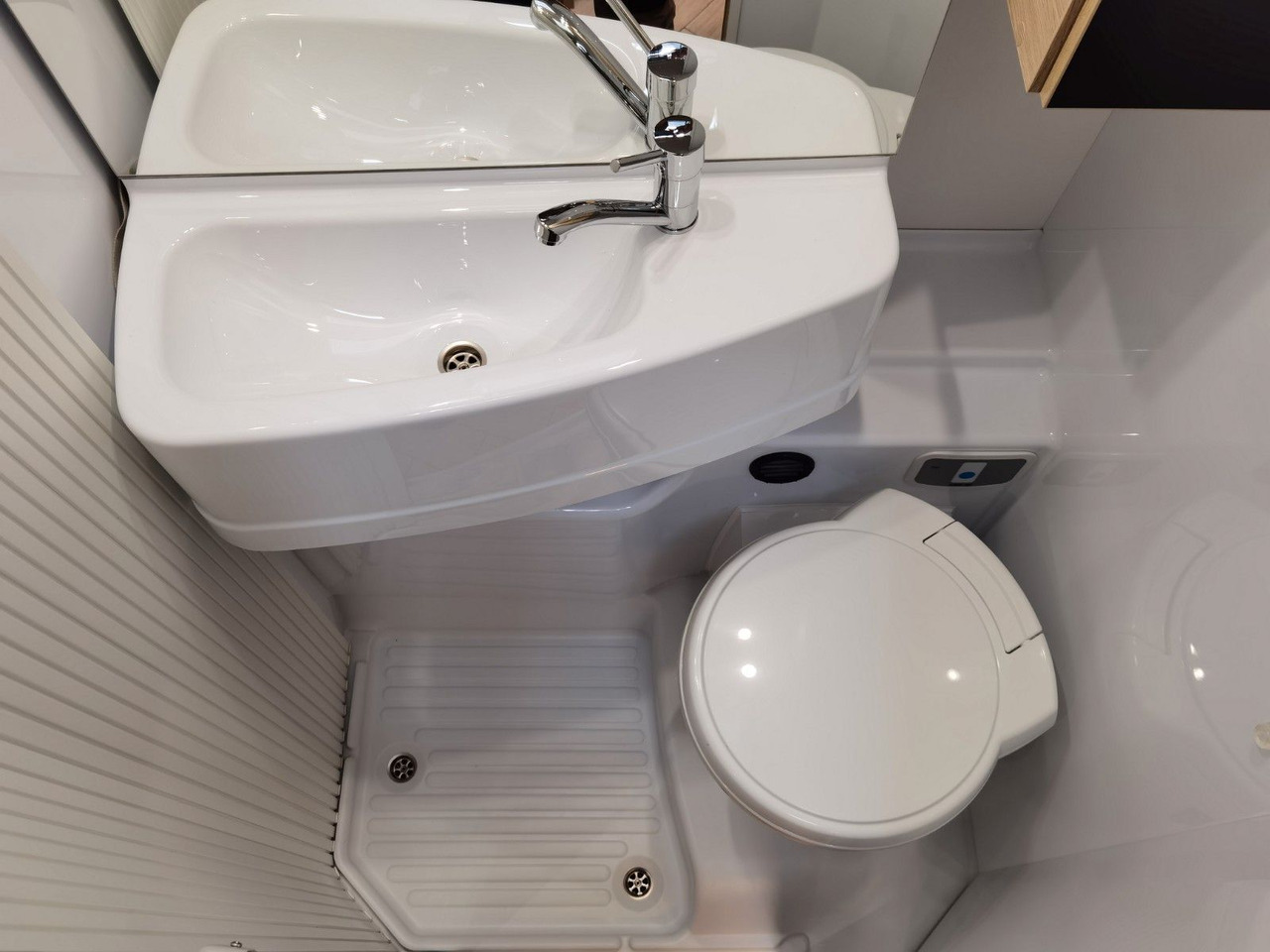 Полуинтегриран кампер Chausson 627 TITANIUM / - 2026 - / EINZELBETTEN & HUBBETT: слика 23