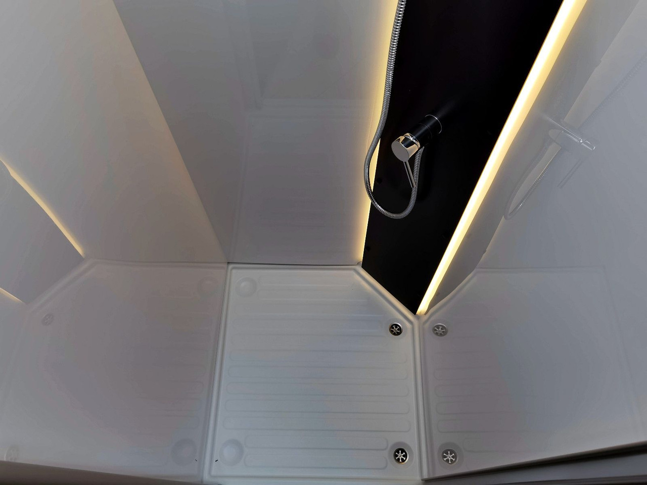 Полуинтегриран кампер Chausson 640 TITANIUM / - 2026 - / XXL- HUBBETT & RAUMBAD: слика 17