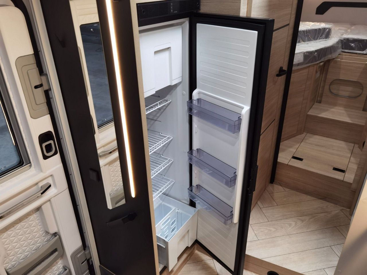 Полуинтегриран кампер Chausson 797 TITANIUM / - 2026 - / EINZELBETTEN & HUBBETT: слика 17