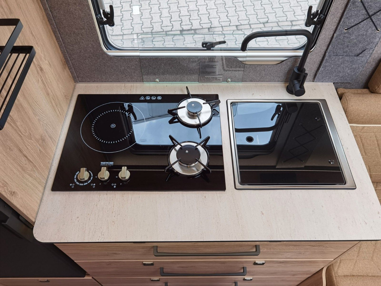 Полуинтегриран кампер Eura Mobil XTURA 686 EF /MODELL 2025 / 4x4 /TOP-AUSSTATTUNG: слика 22