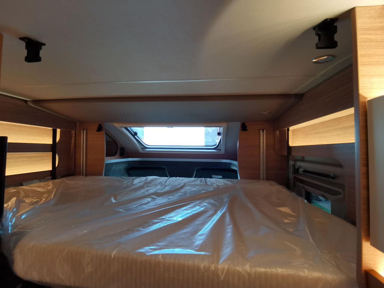 Полуинтегриран кампер Weinsberg CARACOMPACT SUITE 640 MEG PEPPER / - MODELL 2025: слика 14