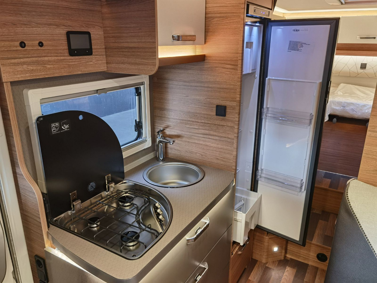 Полуинтегриран кампер Weinsberg CARACOMPACT SUITE 640 MEG PEPPER / - MODELL 2025: слика 17