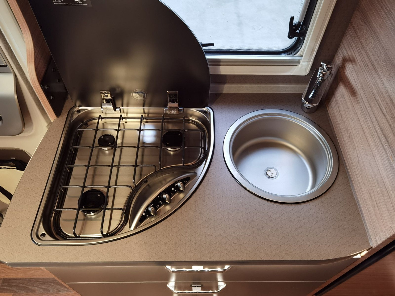Полуинтегриран кампер Weinsberg CARACOMPACT SUITE 640 MEG PEPPER / - MODELL 2025: слика 16