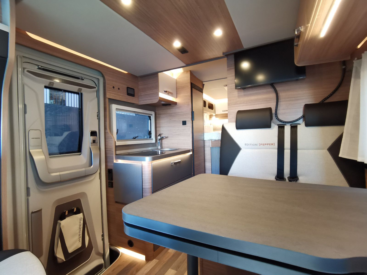 Полуинтегриран кампер Weinsberg CARACOMPACT SUITE 640 MEG PEPPER / - MODELL 2025: слика 13