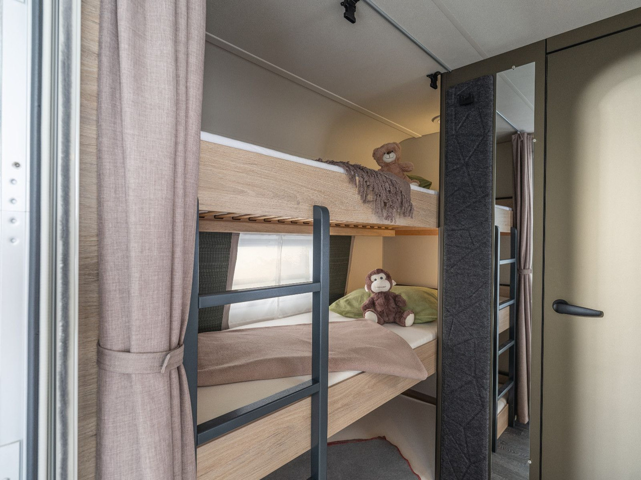 Weinsberg CARAONE 480 QDK / MODELL 2026 / ETAGENBETTEN - Камп приколка: слика 5 Weinsberg CARAONE 480 QDK / MODELL 2026 / ETAGENBETTEN - Камп приколка: слика 5