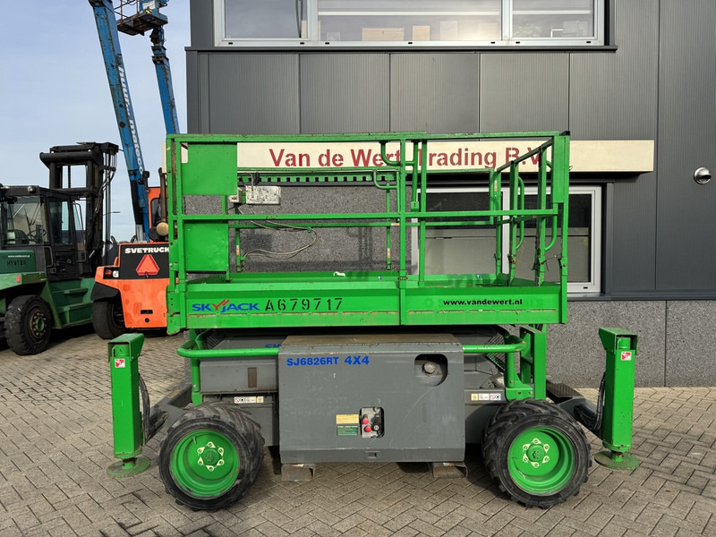 Skyjack SJ 6826RT Schaarhoogwerker SCISSOR 2012 4X4 Kubota Diesel 10M Werkhoogte - Кревач ножица: слика 1 Skyjack SJ 6826RT Schaarhoogwerker SCISSOR 2012 4X4 Kubota Diesel 10M Werkhoogte - Кревач ножица: слика 1