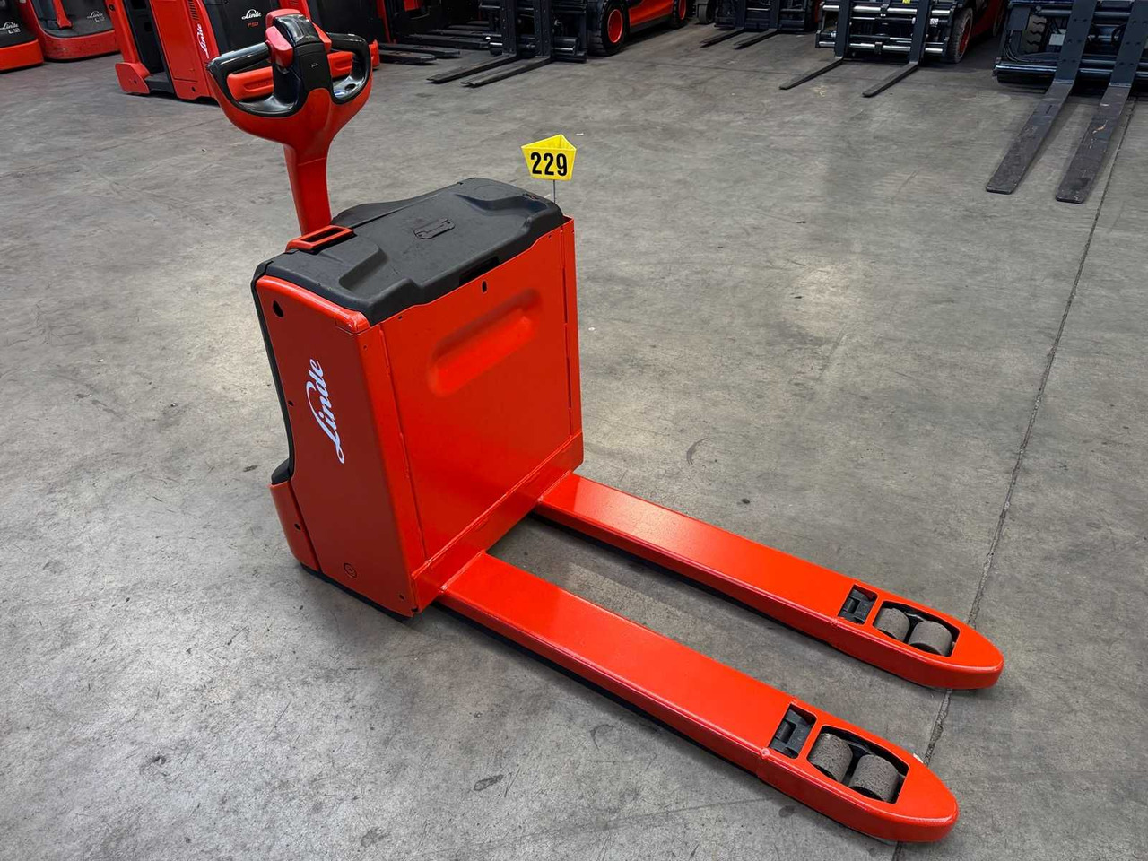 17/2024 LINDE T16 1,600KG PALLET TRUCK ANT STACKER INITIAL STROKE 1,691 HOURS - Вилушкар: слика 2 17/2024 LINDE T16 1,600KG PALLET TRUCK ANT STACKER INITIAL STROKE 1,691 HOURS - Вилушкар: слика 2