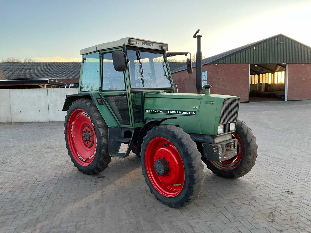 1982 FENDT ALL-WHEEL DRIVE FARM TRACTOR - Трактор: слика 3 1982 FENDT ALL-WHEEL DRIVE FARM TRACTOR - Трактор: слика 3