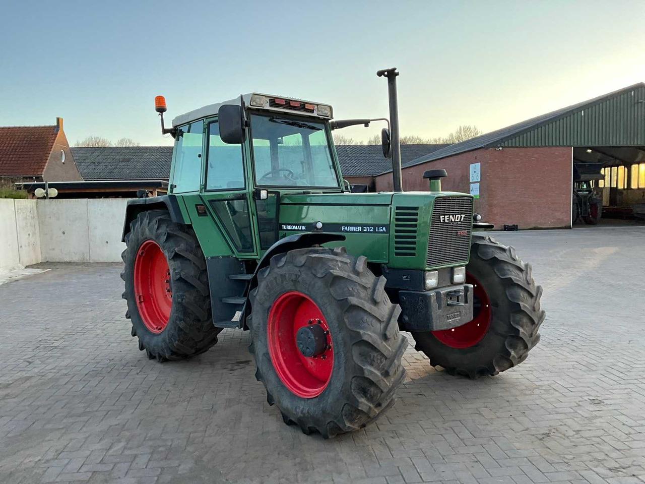 1982 FENDT FARMER 312 LSA ALL-WHEEL DRIVE FARM TRACTOR - Трактор: слика 3 1982 FENDT FARMER 312 LSA ALL-WHEEL DRIVE FARM TRACTOR - Трактор: слика 3