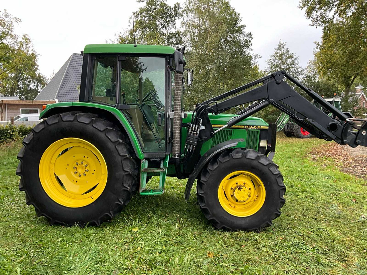 1992 JOHN DEERE 6200 FOUR-WHEEL DRIVE FARM TRACTOR WITH FRONT LOADER - Трактор: слика 5 1992 JOHN DEERE 6200 FOUR-WHEEL DRIVE FARM TRACTOR WITH FRONT LOADER - Трактор: слика 5