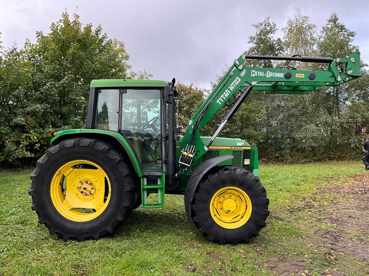 1996 JOHN DEERE 6400 FOUR-WHEEL DRIVE FARM TRACTOR WITH FRONT LOADER - Трактор: слика 5 1996 JOHN DEERE 6400 FOUR-WHEEL DRIVE FARM TRACTOR WITH FRONT LOADER - Трактор: слика 5
