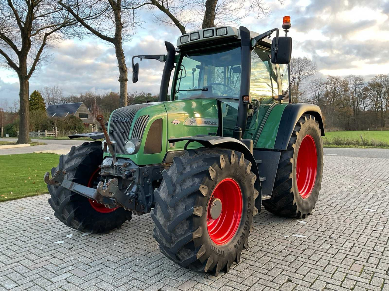 2005 FENDT FARMER 412 VARIO ALL-WHEEL DRIVE FARM TRACTOR - Трактор: слика 1 2005 FENDT FARMER 412 VARIO ALL-WHEEL DRIVE FARM TRACTOR - Трактор: слика 1