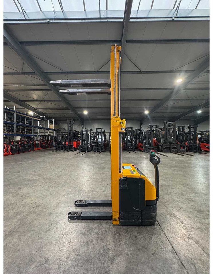 2012 SERVICE + UVV 09/2026 JUNGHEINRICH EJC220 2,000KG STACKER PALLET TRUCK ANT FREE LIFT 5,484 HOURS - Вилушкар: слика 3 2012 SERVICE + UVV 09/2026 JUNGHEINRICH EJC220 2,000KG STACKER PALLET TRUCK ANT FREE LIFT 5,484 HOURS - Вилушкар: слика 3