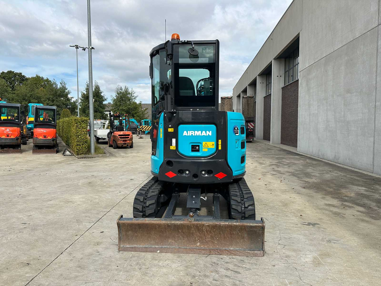 AIRMAN - 2023 - AX33U-7 - MIDI EXCAVATOR - Багер: слика 5 AIRMAN - 2023 - AX33U-7 - MIDI EXCAVATOR - Багер: слика 5