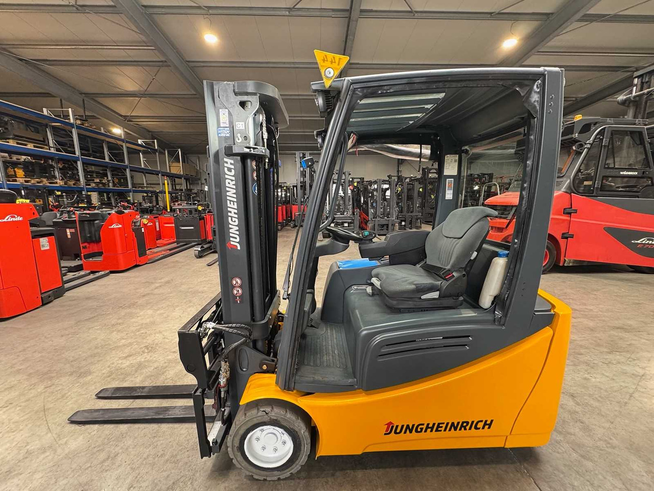 BATTERY 2023 SERVICE + UVV 08/26 JUNGHEINRICH EFG218 TRIPLEX 3RD + 4TH FORK ADJUSTER ELECTRIC FORKLIFT - Вилушкар: слика 2 BATTERY 2023 SERVICE + UVV 08/26 JUNGHEINRICH EFG218 TRIPLEX 3RD + 4TH FORK ADJUSTER ELECTRIC FORKLIFT - Вилушкар: слика 2