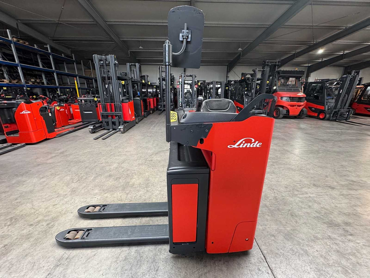 BATTERY 46/2023 BJ.2020 SERVICE + UVV 08/2026 LINDE T20R PALLET TRUCK STACKER ANT 4,715 HOURS - Вилушкар: слика 1 BATTERY 46/2023 BJ.2020 SERVICE + UVV 08/2026 LINDE T20R PALLET TRUCK STACKER ANT 4,715 HOURS - Вилушкар: слика 1
