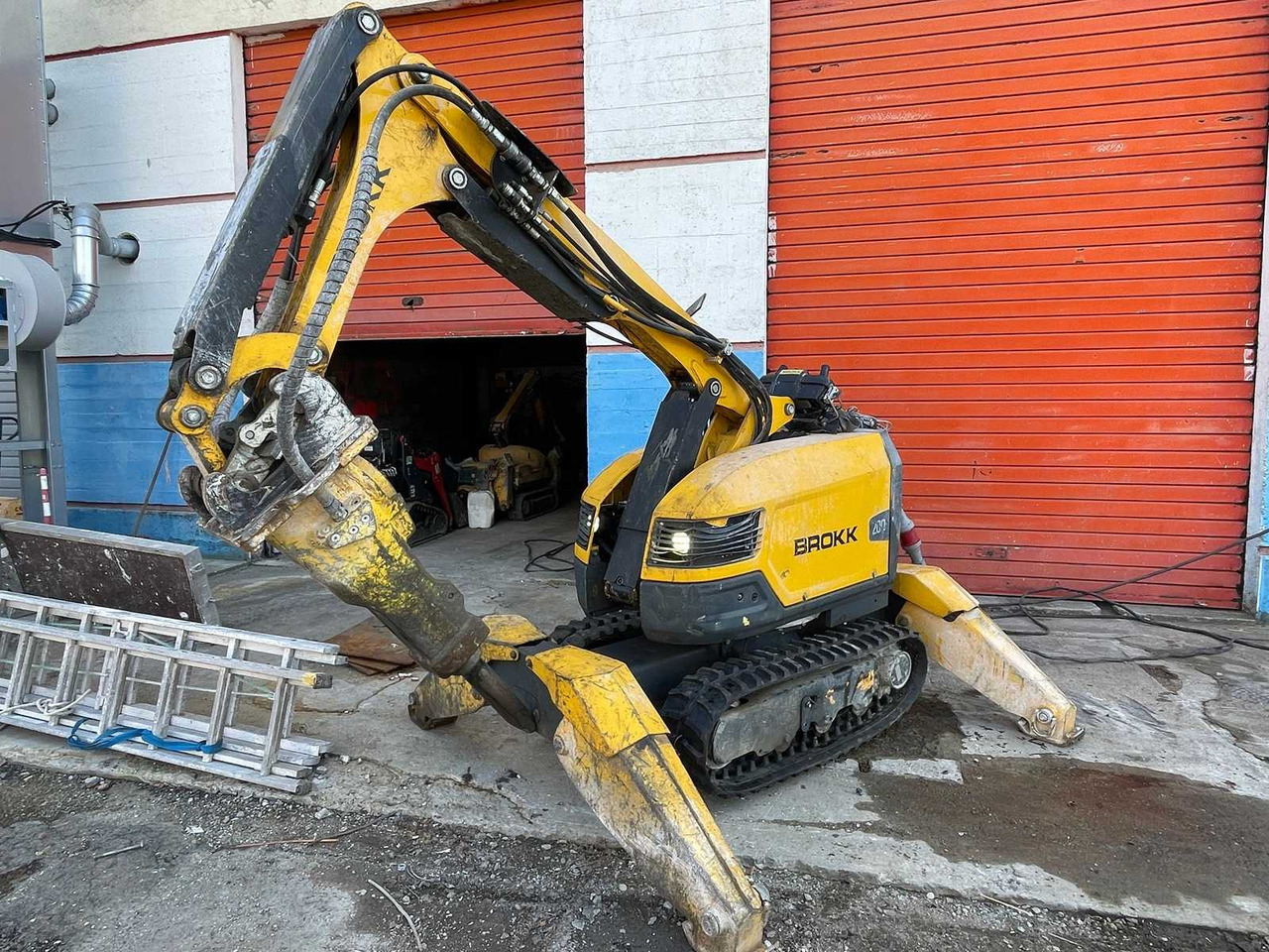 BROKK 200 - Мини багер: слика 1 BROKK 200 - Мини багер: слика 1