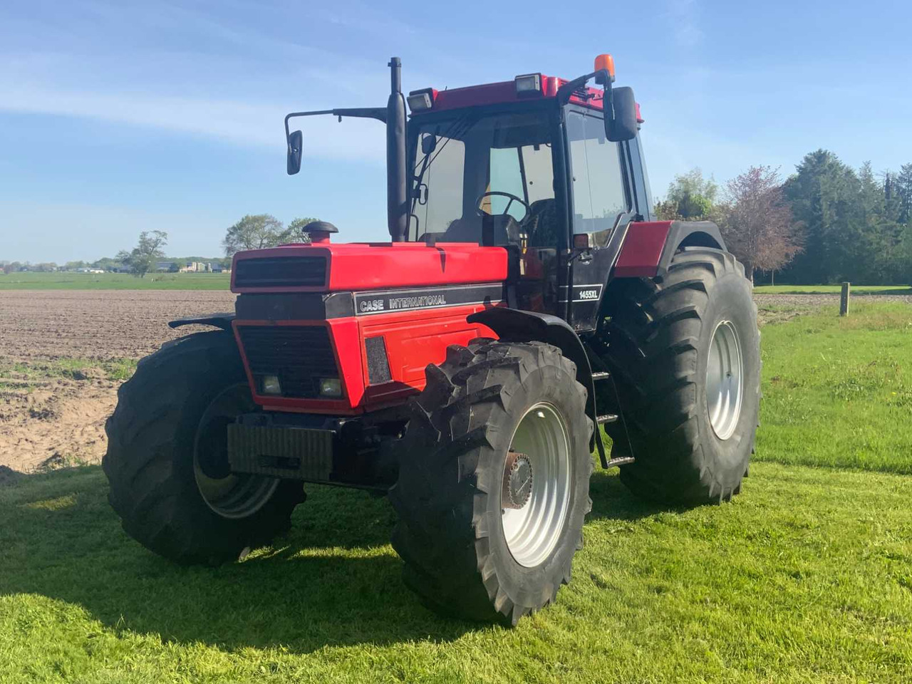 Case IH International 1455 XL - Трактор: слика 1 Case IH International 1455 XL - Трактор: слика 1