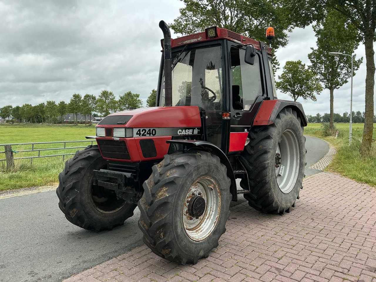Case ih 4230 xl - Трактор: слика 1 Case ih 4230 xl - Трактор: слика 1