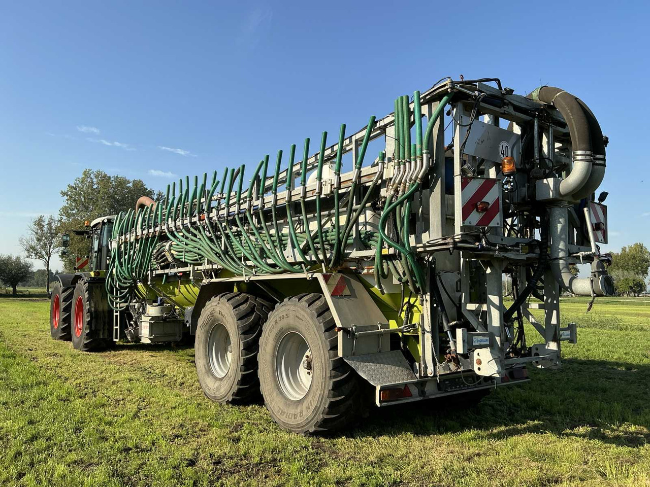 Claas Xerion 3800 Trac VC - PTLX 28 - Распрскувач на арско ѓубриво: слика 4 Claas Xerion 3800 Trac VC - PTLX 28 - Распрскувач на арско ѓубриво: слика 4