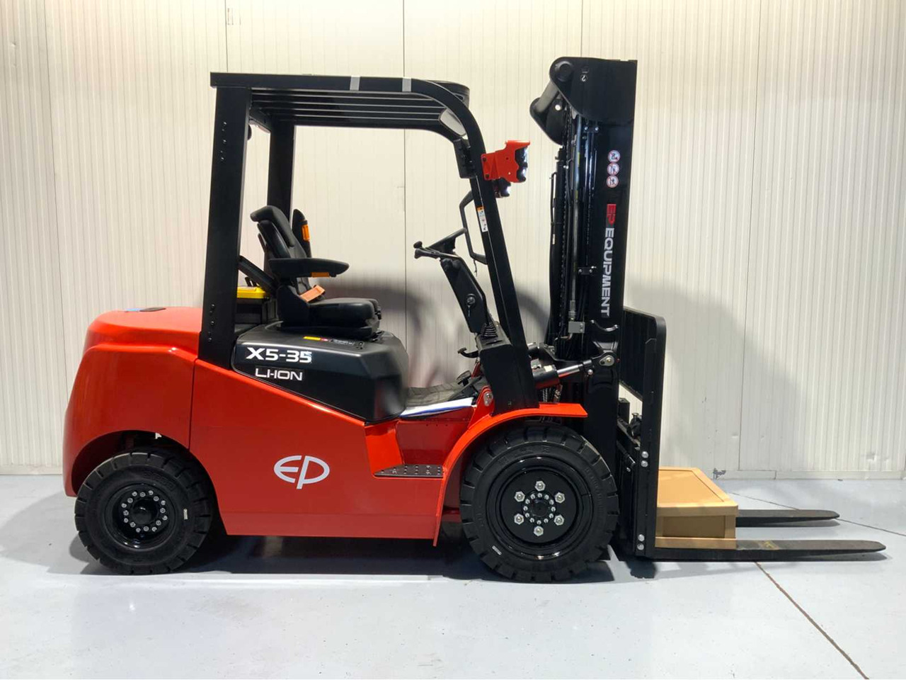 EP 3500KG LIFTING CAPACITY- 4.8 METER PLYWOOD, FREE-LIFT, SIDE-SHIFT FORKLIFT - Вилушкар: слика 5 EP 3500KG LIFTING CAPACITY- 4.8 METER PLYWOOD, FREE-LIFT, SIDE-SHIFT FORKLIFT - Вилушкар: слика 5