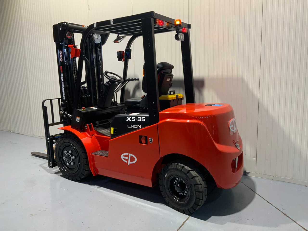 EP 3500KG LIFTING CAPACITY- 4.8 METER PLYWOOD, FREE-LIFT, SIDE-SHIFT FORKLIFT - Вилушкар: слика 3 EP 3500KG LIFTING CAPACITY- 4.8 METER PLYWOOD, FREE-LIFT, SIDE-SHIFT FORKLIFT - Вилушкар: слика 3